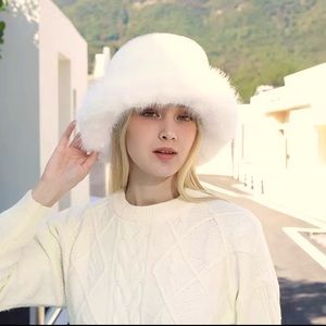 White faux fur bucket hat women adjustable - NWOT perfect for winter gift
